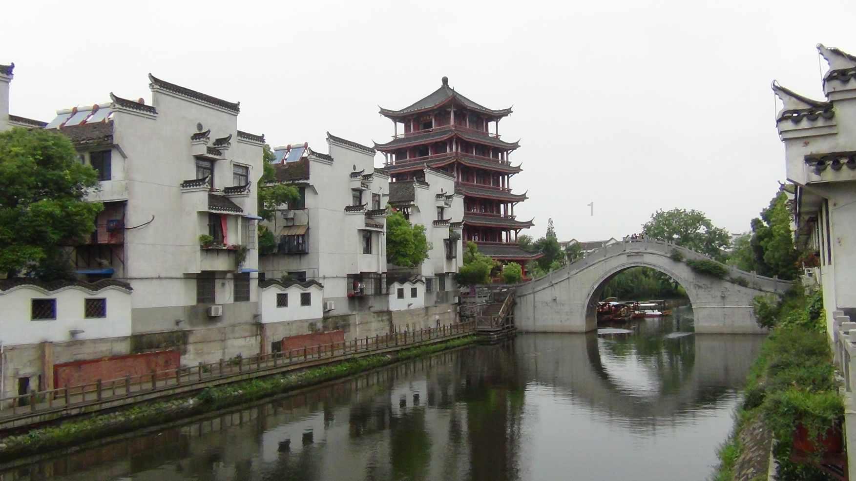 马斯克发布特斯拉“擎天柱”机器人视频